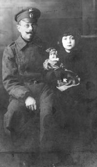 В.В. Пашуканис с дочерью Ариадной 1916(?)